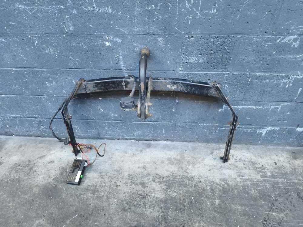 ATTACHE REMORQUE FORD - Vue 1